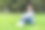 小女孩坐在草地上图片下载