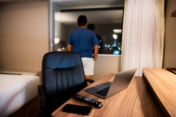 晚上在酒店房间里工作的人图片下载