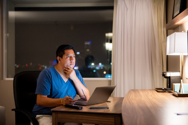 晚上在酒店房间里工作的人图片下载