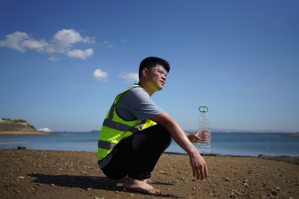 环保主义者在海滩上喝水图片下载