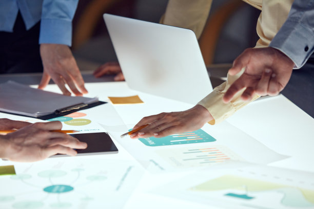 开发团队致力于创业项目，在现代办公室内创造创意和分析市场。Sprint计划图片下载