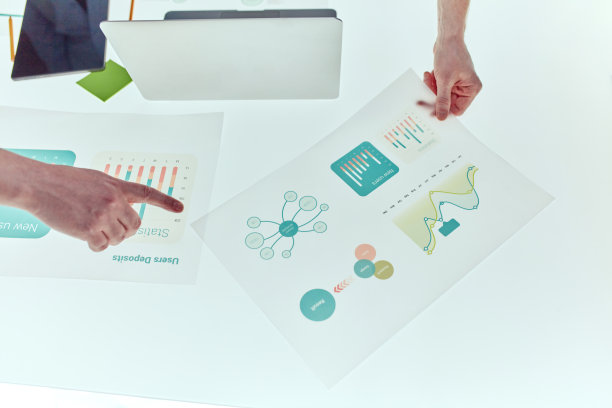 熟练学生在办公室头脑风暴会议中的协作过程。由穿着正装的年轻人组成的团队合作开发共同的设计项目图片下载