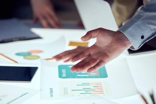 与办公室员工近距离接触，团队制定公司战略，参与现代办公室室内设计的新项目图片下载