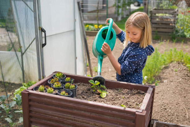 花园里快乐的小女孩图片下载