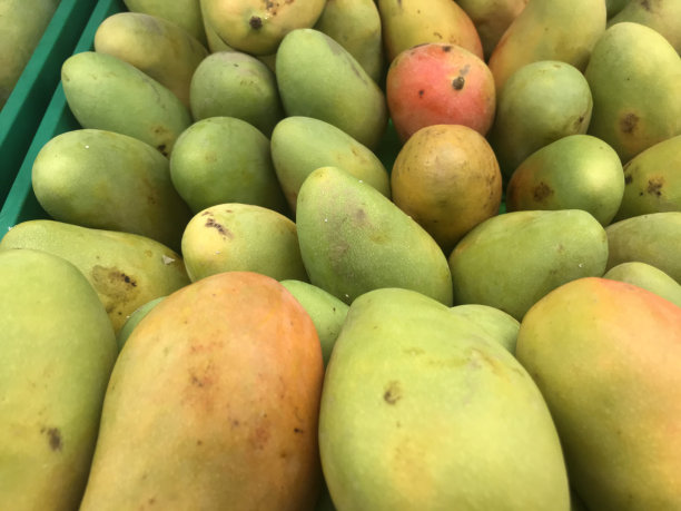 市场摊位篮子里的成熟芒果图片下载