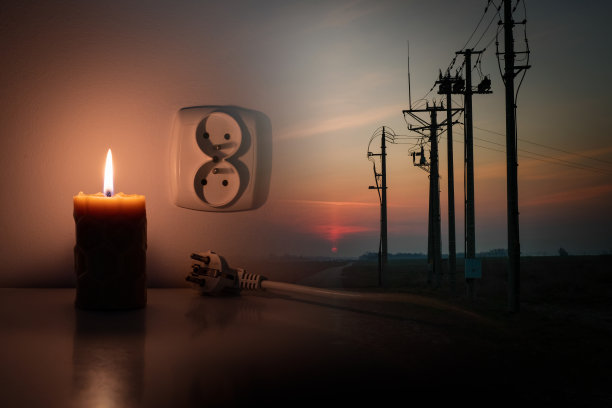 停电，电线杆在黑暗的天空，停电-没有电，蜡烛的火焰，断路器，电源插座插头图片下载
