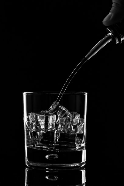 往玻璃杯里倒酒图片下载