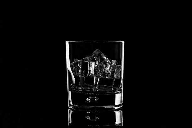 黑色背景的威士忌酒杯图片下载