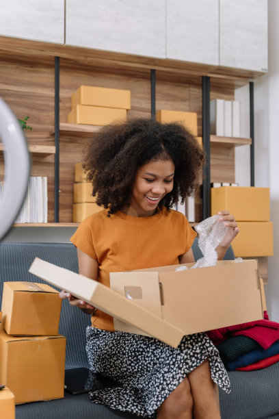 创业小企业主在家工作，用胶带密封纸箱，网上购物业务，电子商务和交付给客户的概念。图片下载