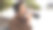 一名男子一边在街上远程办公一边喝水图片下载