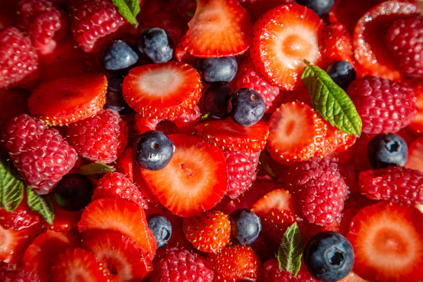 看着草莓，覆盆子，蓝莓和薄荷，准备好了，可以吃了图片下载