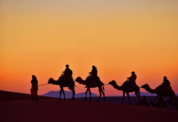 撒哈拉沙漠的旅行者图片下载