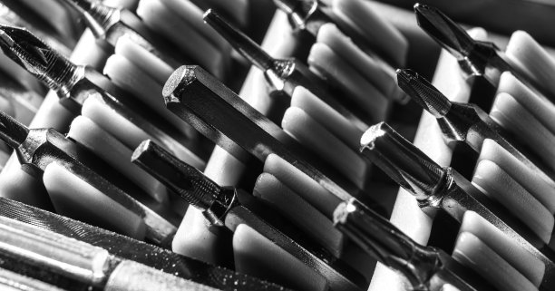 一套螺丝刀头。工具收集复制空间，近距离，选择性聚焦。模糊的暗背景图片下载