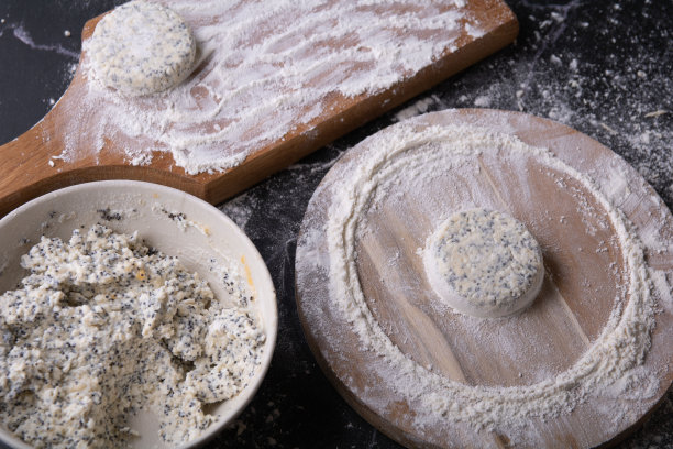 照片盘子里有白干酪、鸡蛋、面粉和糖的混合物，木板上有白干酪蛋糕图片下载