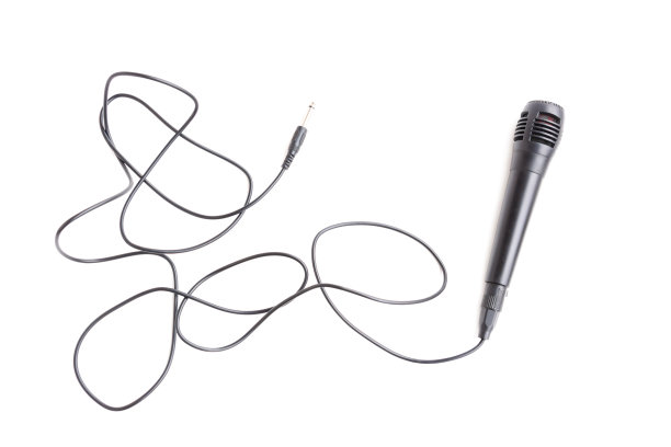 黑色麦克风与电缆隔离在白色背景图片下载