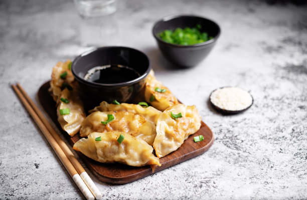 盛有酱油的饺子图片下载