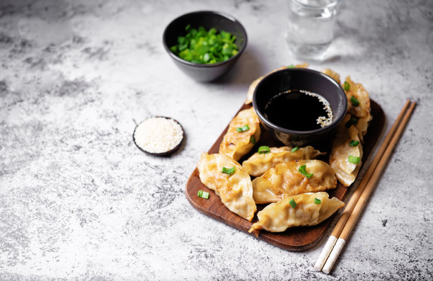 盛有酱油的饺子图片下载