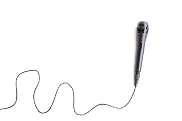 黑色麦克风与电缆隔离在白色背景图片下载