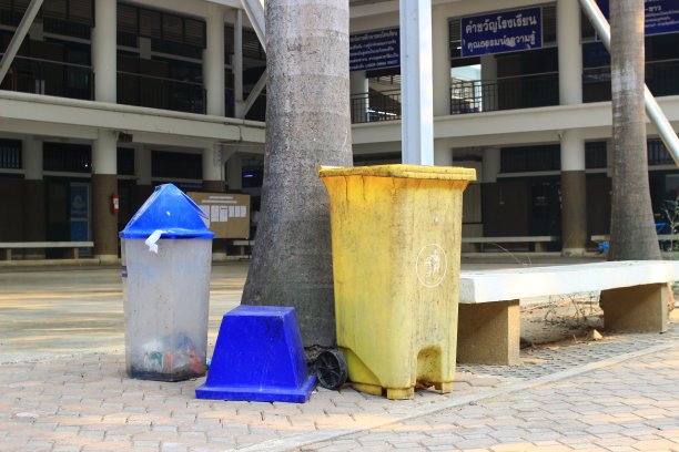 2023-01-01:泰国南邦:垃圾桶整齐地摆放在学校的各个地方。图片下载
