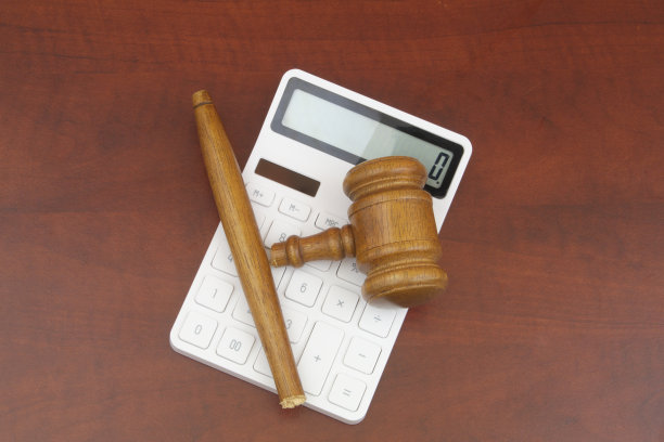 桌上计算器上的裁判木槌坏了图片下载