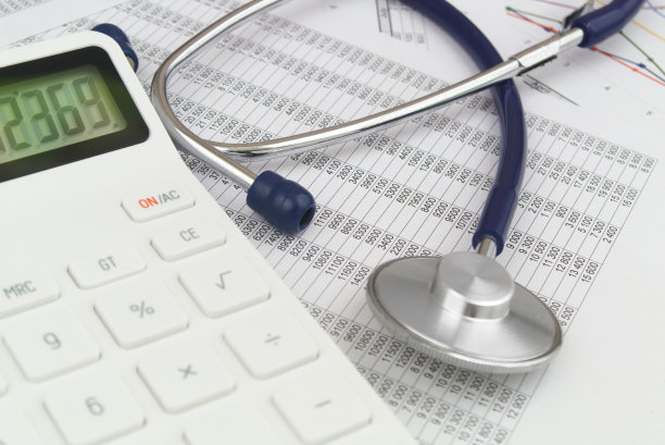 医药成本和医疗保健概念。财务文件上带有白色计算器的听诊器。图片下载