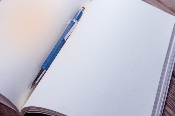 特写打开笔记本与离合器型铅笔对木材的背景图片下载