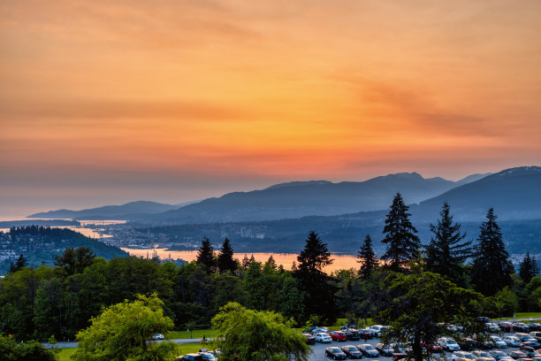 晚霞与野火烟雾，不列颠哥伦比亚省，加拿大图片下载