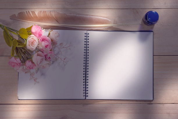 在木桌上用羽毛笔打开笔记本图片下载