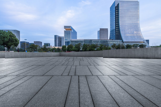 全景天际线和建筑与空的方形地板图片下载