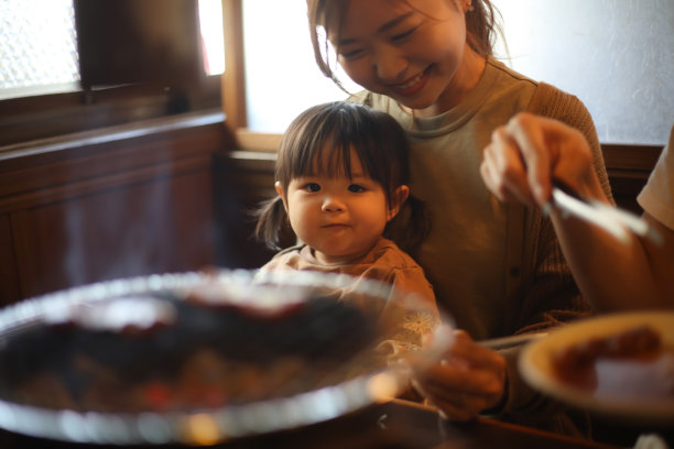 父母和孩子在日式烧肉店吃饭图片下载