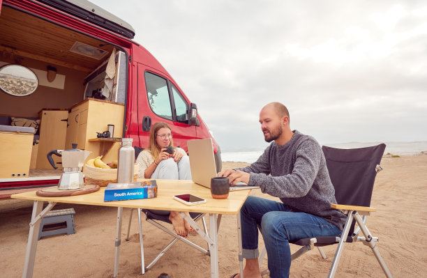 一对中年白人夫妇开着他们的露营车去南美旅行图片下载