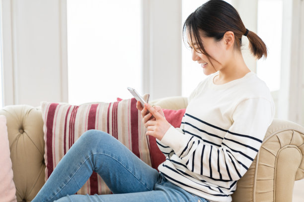 用智能手机的亚洲美女图片下载