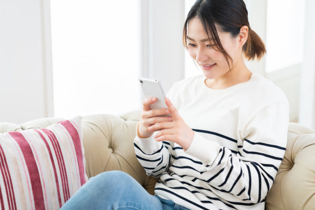 用智能手机的亚洲美女图片下载