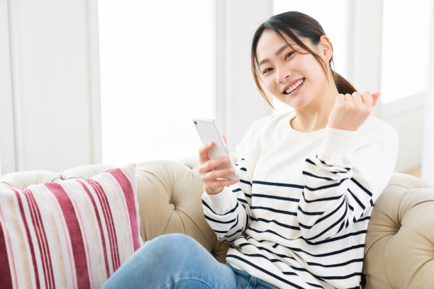 用智能手机的亚洲美女图片下载