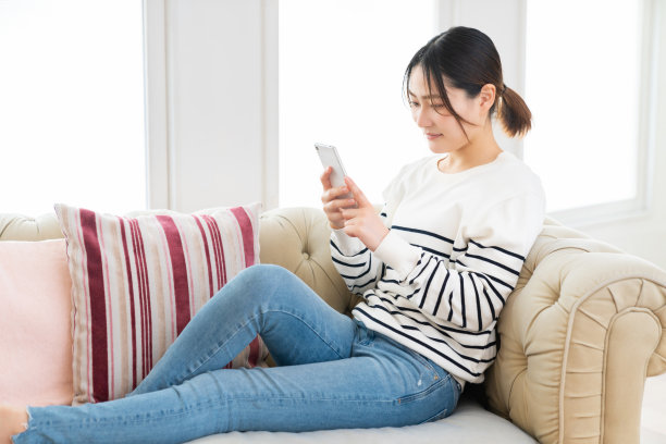 用智能手机的亚洲美女图片下载