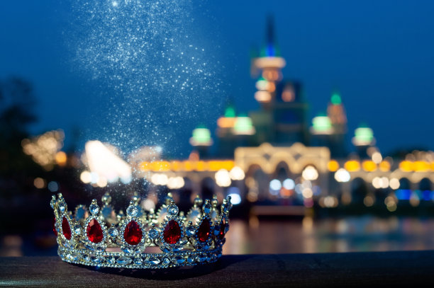 城堡背景上镶有红色宝石的王冠。童话故事图片下载