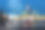 城堡背景上镶有红色宝石的王冠。童话故事图片下载