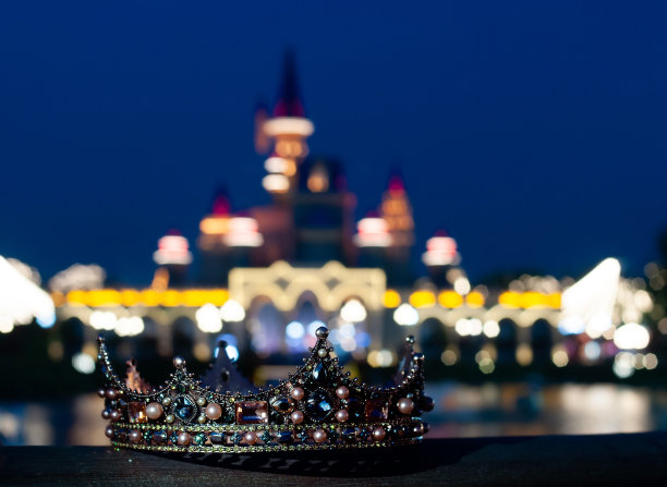 王冠，城堡背景的魔法童话图片下载