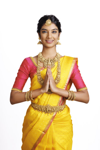 美丽的印度女人穿着传统服装，戴着珠宝。图片下载