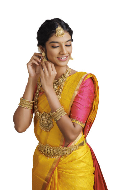 美丽的印度女人穿着传统服装，戴着珠宝。图片下载
