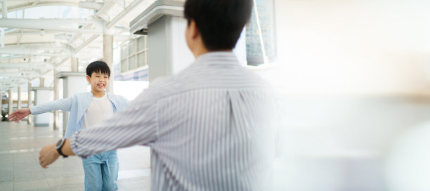 男人和儿子在城里旅行。图片下载