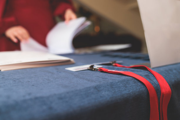 会议论坛活动的签到流程，注册台桌，访客和参会者领取胸牌和入场手环，注册电子票图片下载