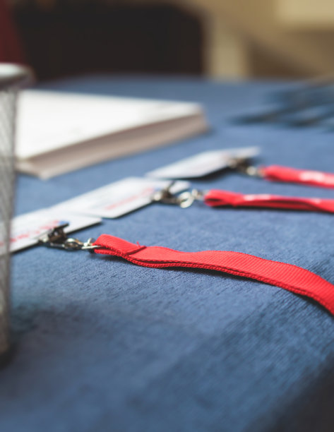 注册桌，会议论坛活动的签到流程，访客和参会者收到姓名徽章和入场手环以及注册电子票图片下载