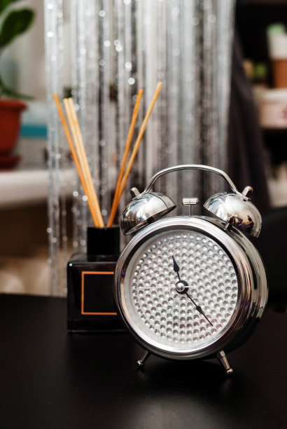 表盘上镶有水钻的银表钟图片下载