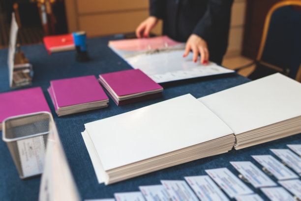 注册桌，会议论坛活动的签到流程，访客和参会者收到姓名徽章和入场手环以及注册电子票图片下载