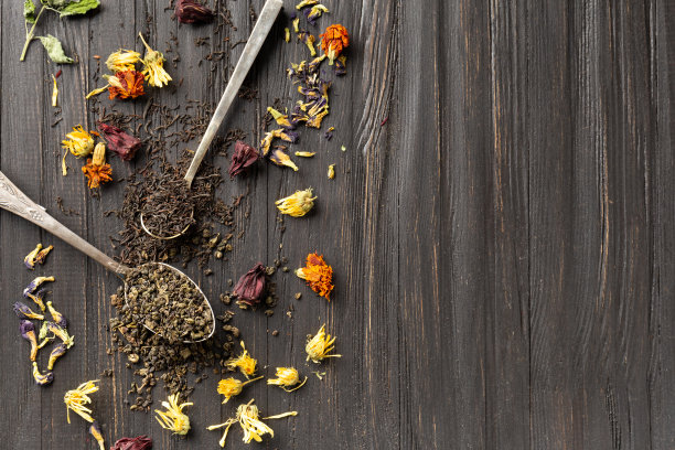 干绿茶和红茶，花茶在一个黑暗的背景顶部查看复制空间。图片下载