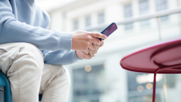 手把手用智能手机搜索浏览互联网数据信息联网概念图片下载