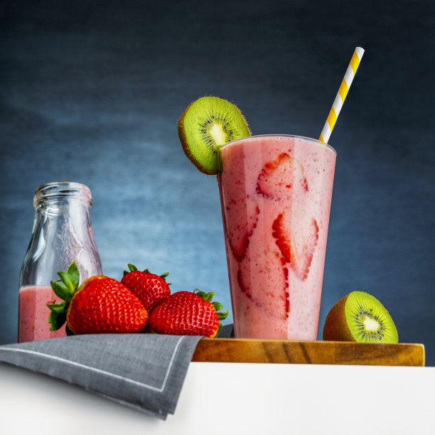 早餐吃草莓奶昔图片下载