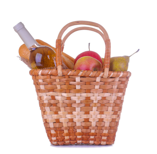 野餐篮与葡萄酒，水果和其他产品在白色孤立的背景。夏天休息。露营。在大自然中野餐。图片下载