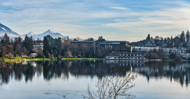 在一个晴朗的冬季下午，斯洛文尼亚，布莱德镇建筑在布莱德湖上的全景照片图片下载